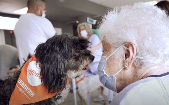 Juntos + fuertes, un programa con perros que motiva a pacientes frágiles